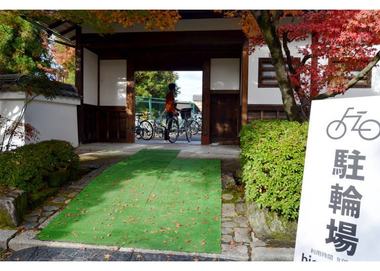 紅葉時期には、北門を入ってすぐに臨時駐輪場が設けられます