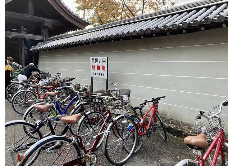 中門周辺の駐輪場。歩行者・車の通行が多いので気をつけて自転車を停めましょう