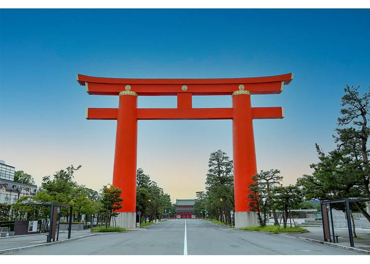 朱塗りが鮮やかな大鳥居は、このエリアのシンボルになっています