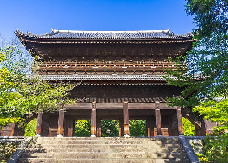 삼문 위, 누상이라고 불리는 부분에 올라가 볼 수도 있습니다. / 이미지 출처: PIXTA