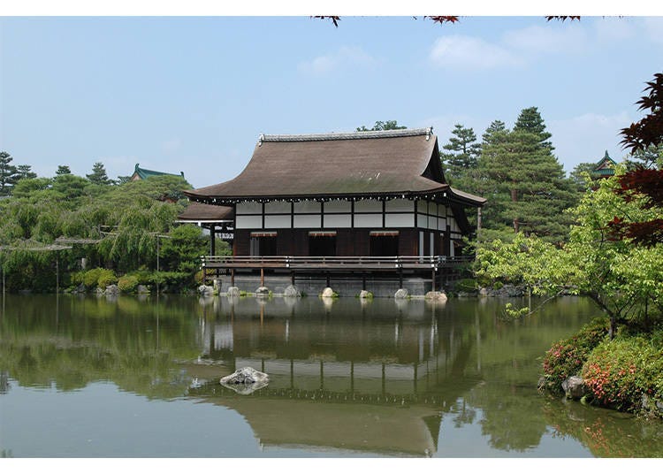 可欣赏到日本著名画家望月玉溪所绘制的隔扇画的尚美馆（贵宾馆）