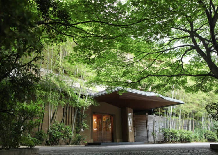 This traditional Kyoto Kaiseki restaurant, with a history of 300 years, offers breathtaking views, a Japanese-style house structure and garden, and is renowned for its river fish and seasonal dishes, making it a must-visit destination for exquisite cuisine. (Photo: Klook)