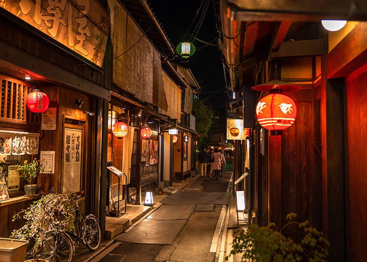 Pontocho is a charming and historic neighborhood in Kyoto that features traditional restaurants, shops, and a picturesque alley along the Kamogawa River. (Photo: PIXTA)