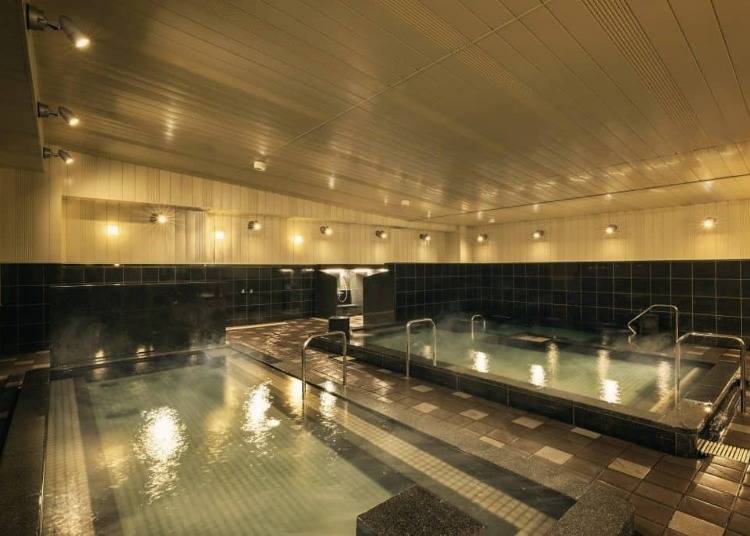 You can relax and melt your fatigue away in the large bath and sauna (Photo: Hoshino Resort).