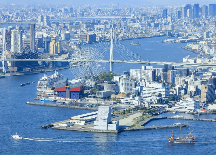 Bustling Osaka Port with boat traffic (Photo: PIXTA)