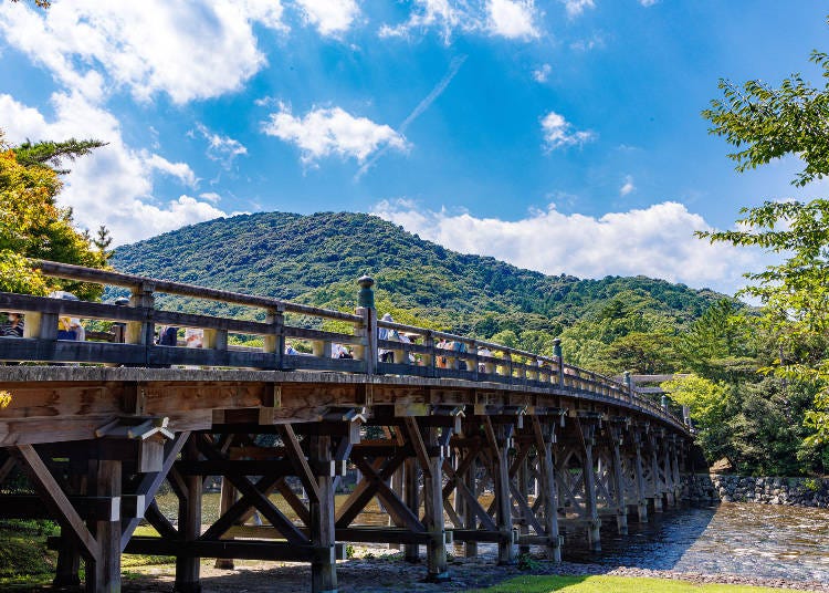 Marking the entrance to Ise Jingu's Naiku (Kotaijingu), the famous Uji-bashi Bridge over the Isuzu River is said to connect the everyday world and the sacred world. (Photo: PIXTA)