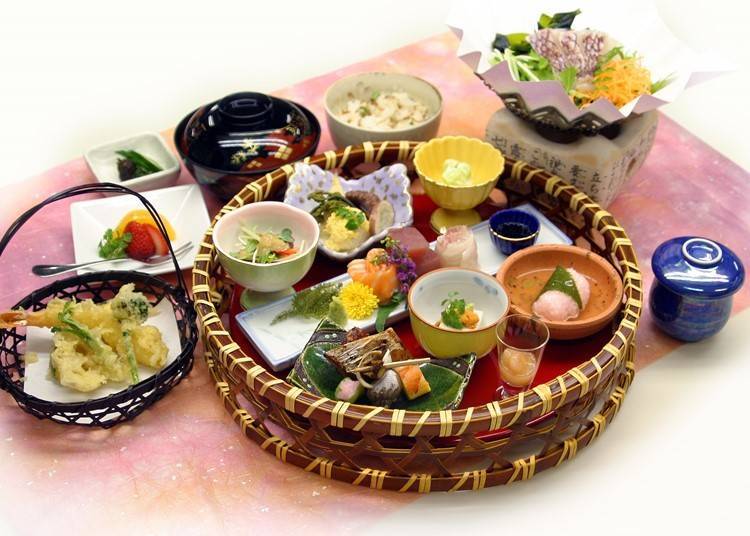 籃什錦套餐（篭盛り会席） 花套餐 3,300日圓起、雪套餐4,400日圓起
