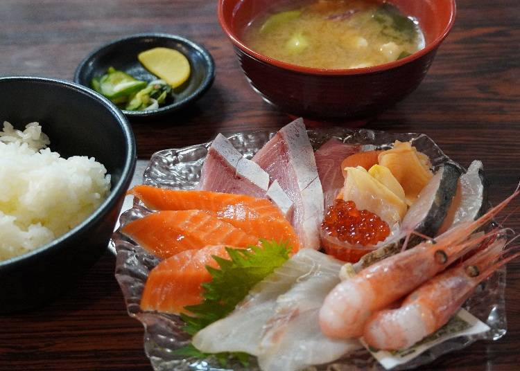 7．在「大六丸」享用在眼前料理的新鮮魚類