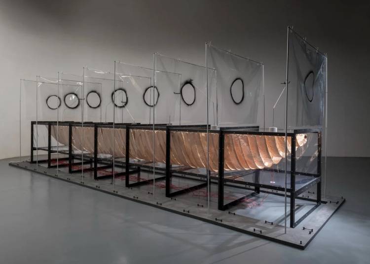 Tsuyoshi Nishimoto, "Distance 21497". Vinyl sheet, canvas, iron, model passenger airplane, motor, and more, 2020. (Courtesy of TEZUKAYAMA GALLERY. Photo by Jun Sanbonmatsu.)