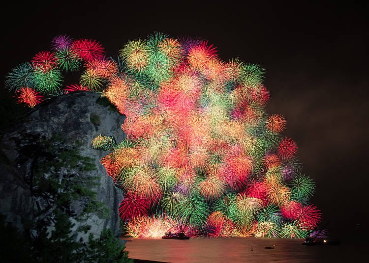 구마노 불꽃놀이 축제와 시시이와(사자 바위). (사진: PIXTA)