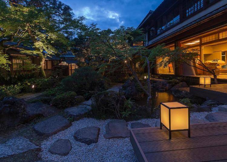The beautiful gardens of Kikusui at nightfall (Photo: Booking.com)