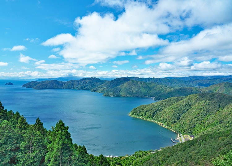 View of Lake Biwa from the Summit of Mt. Shizugatake, Kinomoto, Nagahama City, Shiga Prefecture. (Photo: PIXTA)