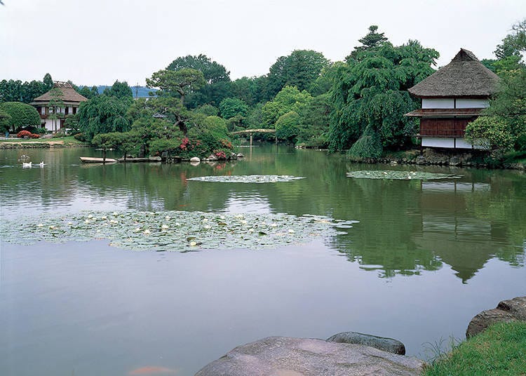 Shurakuen Garden, created by a Kyoto-based landscaper, is said to have been modeled after the Kyoto Sento Imperial Palace inside the Kyoto Gyoen National Garden.