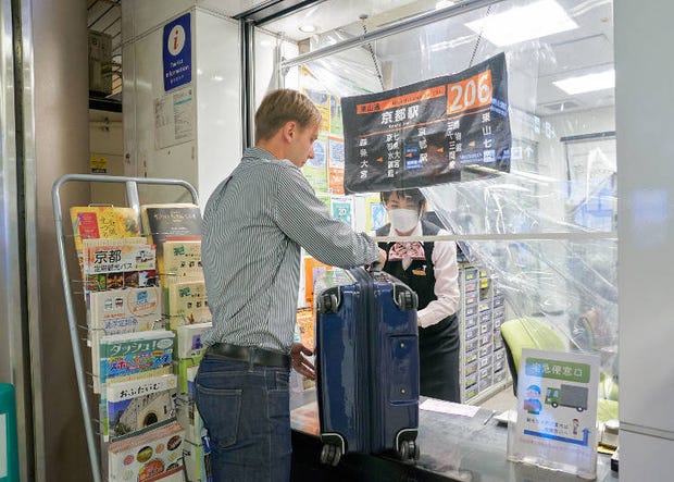 京都では「荷物を預けて観光」が正解！京都駅で利用できる手荷物預かり 