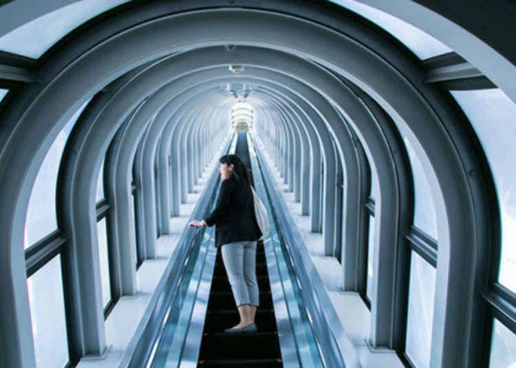 連結到展望台的超長空中手扶梯  照片來源：LIVE JAPAN站內文章a2000003