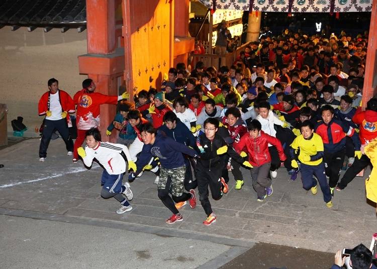 開門神事福男選び