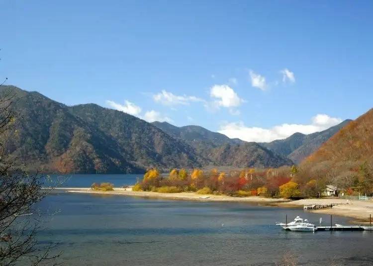 Taking a tour boat to enjoy the red leaves (Photo: Article #a0003342)