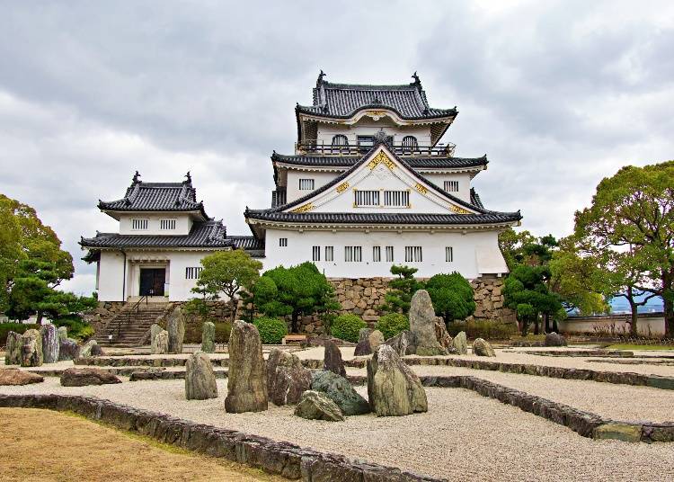 A warm welcome from the grand castle tower and Hachijin no Niwa.