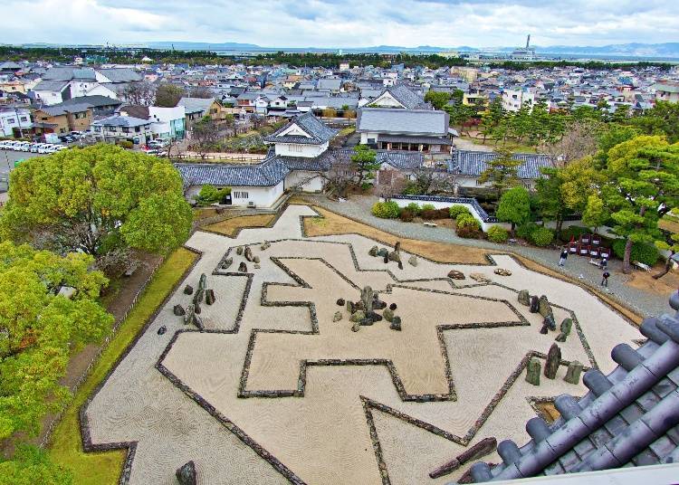 The Hachijin no Niwa garden is located below the top floor of the castle tower and offers a birds-eye view from above.