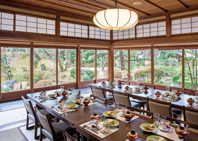 Various seating options available, including tables, tatami rooms, sunken kotatsu, and private rooms of various sizes.
