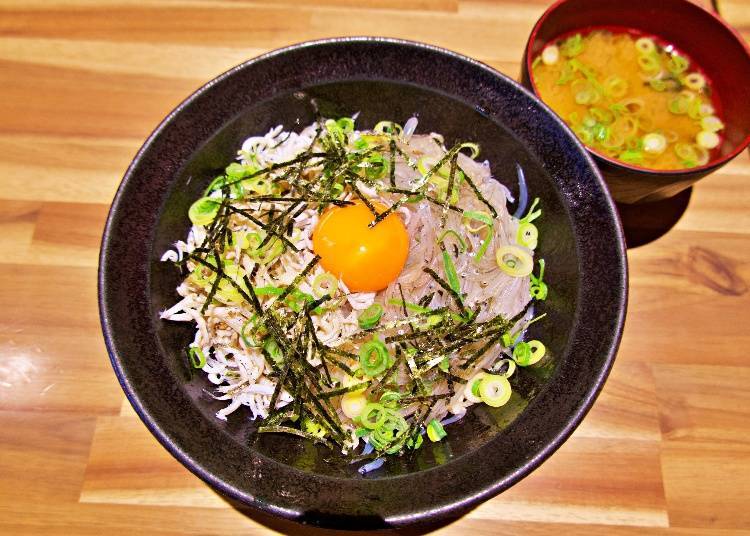Half bowl of rice topped with fresh shirasu and kama-age seaweed (900 yen / miso soup included)