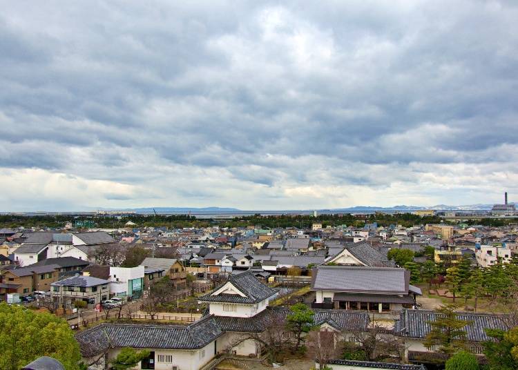 從天守閣最上層可以眺望到岸和田市的無死角全景
