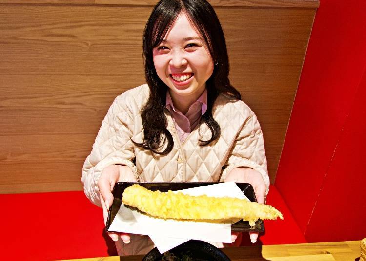 巨大的穴子鰻天婦羅400日圓。「沾醬油吃是岸和田流的吃法」
