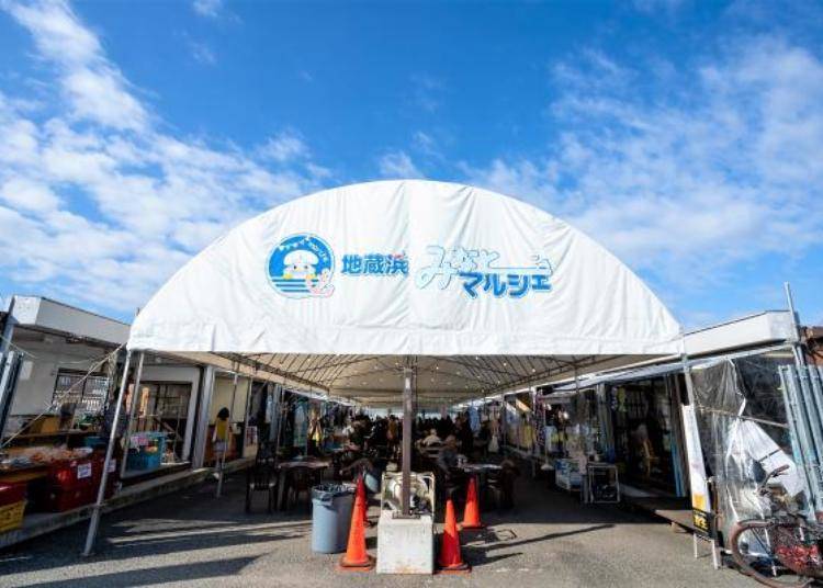 「地藏濱港Marche」的BBQ區(收費)可以自己烤購買的食材