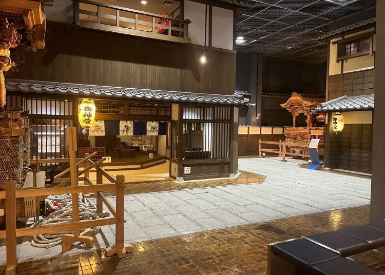 館內重現紀州街道的懷舊街景，也展示著岸和田市歷史最久的地車等