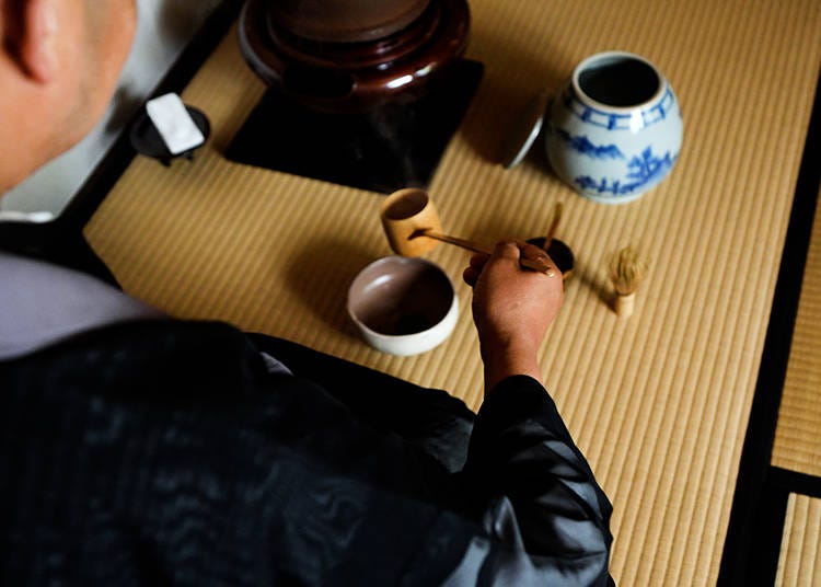「大徳寺大慈院」の戸田惺山住職によるお茶のお手前。背筋がすっと伸びるような厳かな雰囲気の中、目の前で点てられたお茶をいただきます。