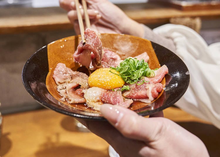Rare wagyu beef shabu-shabu, 750 yen (w/tax). The sweet and spicy sauce and egg yolk combine with the umami of the meat to create an irresistible dish!