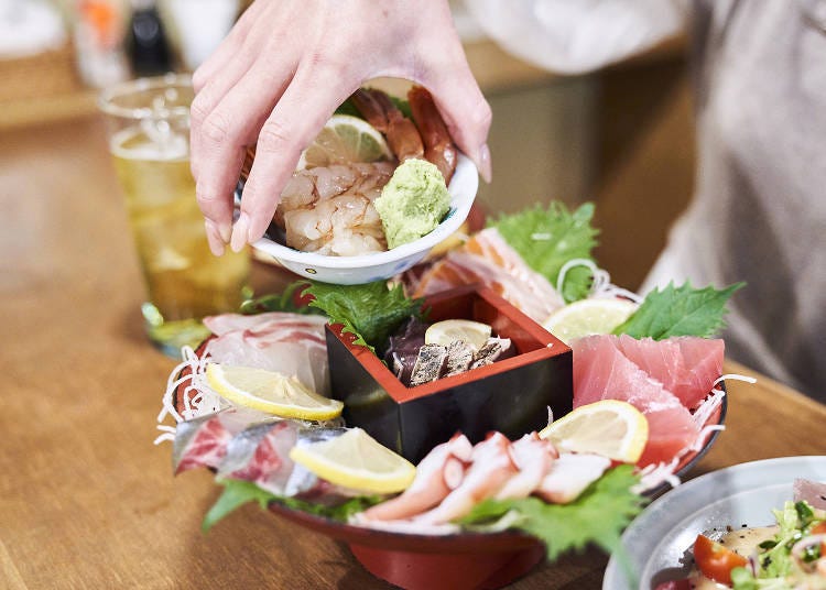 도쿠다 모둠(생선) 1,980엔(세금 포함). 새우를 올린 접시 아래에는 가다랑어 타다끼가 있습니다. 놓치지 않도록 주의!