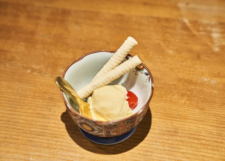 붉은 앵두를 장식한 레트로하면서도 귀여운 사케 아이스크림 450엔(세금 포함)