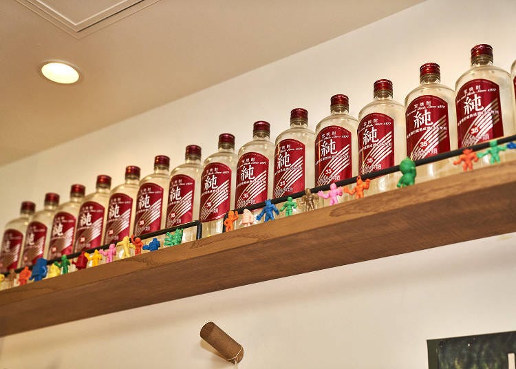 一整排的Chu-hai基酒「純35」。瓶子前面還放了迷你模型，充滿童趣