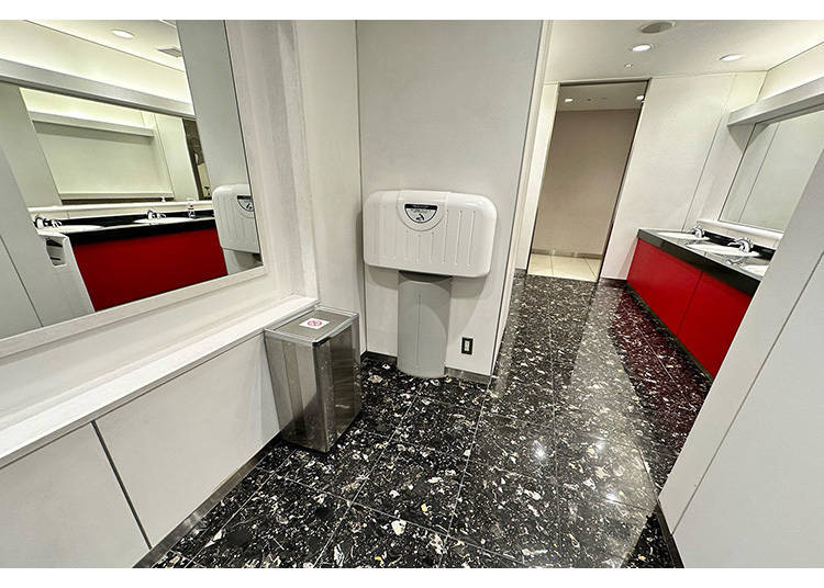 다이마루 10층 화장실. ‘베이비 살롱’에는 수유실, 자판기, 전자레인지, 분유용 온수기가 있습니다.