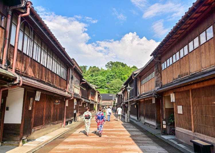 The historic streets of the Higashi Chaya district in Kanazawa (Image: PIXTA)