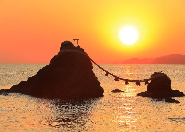The Wedded Rocks in Ise are a popular place for couples (Image: PIXTA)