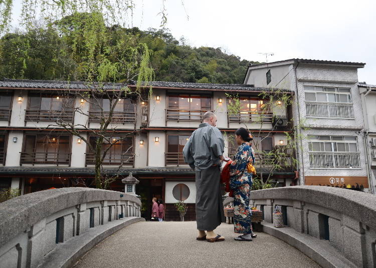 4. Change into a yukata and take an outdoor spring tour