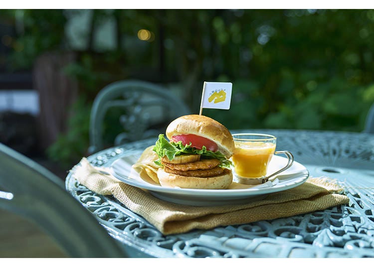 「百日鶏のつくねバーガー(ポテトチップ・スープ付)1760円」ROKKO森の音ミュージアム「森のCafé」