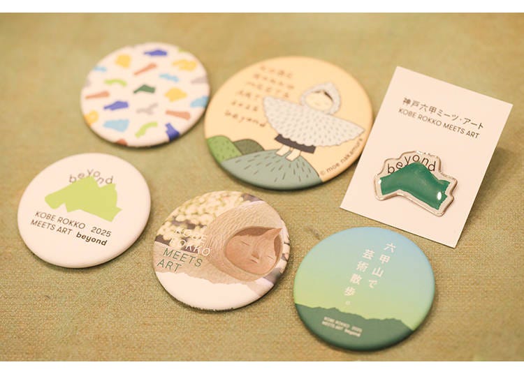 「缶バッジ」各250円、「缶マグネット 中村萌《Like a Bird》」550円、「ピンバッジ」600円/オフィシャルアートショップ ホルティ他