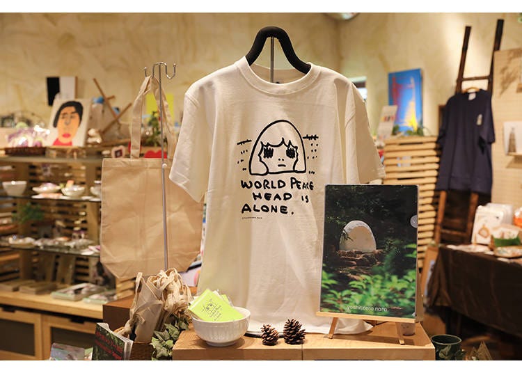 「Tシャツ 奈良美智《Untitled》」4,400円、「クリアファイル 奈良美智《Peace Head》」440円/オフィシャルアートショップ ホルティ他