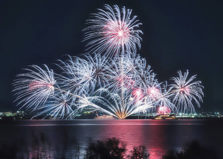 湖上を彩る花火と湖面のビアンカのイメージ写真です(画像素材:PIXTA)