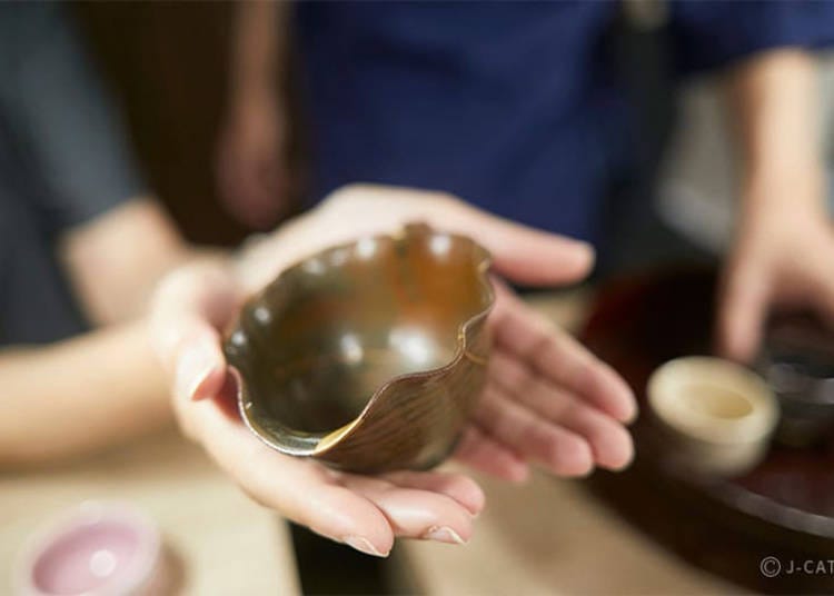 Visitors to Japan can enjoy traditional crafts such as the practice of kintsugi (Photo: Wabunka)