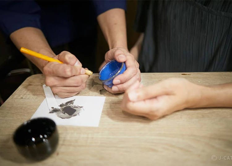 See how damaged ceramics are brought back to life through kintsugi (Photo: Wabunka)