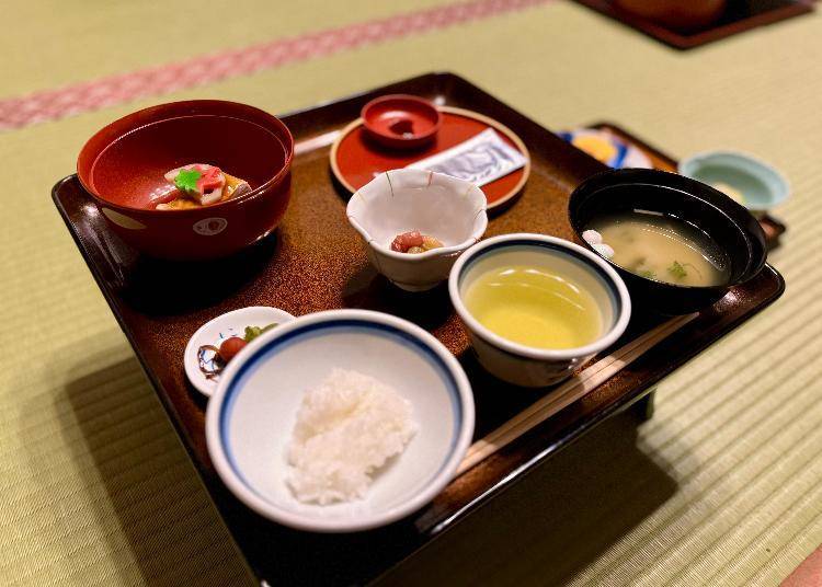 오전 7시 - 쇼진 요리로 제공되는 아침 식사