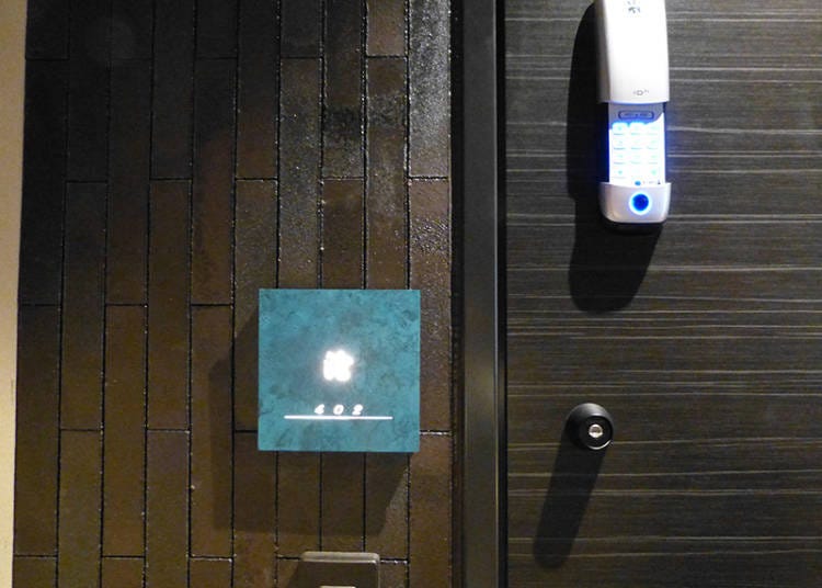 客室は全15部屋、ナンバーロックを解除して入室を
