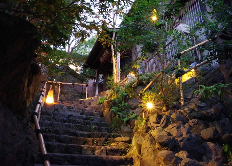 階段で山の隠れ家のような入口へ