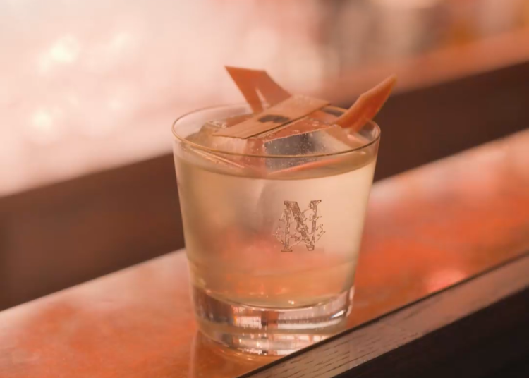 ランプネグローニ。奈良旅行のことをいつでも思い出せそうな香りが良い印象的なカクテル。