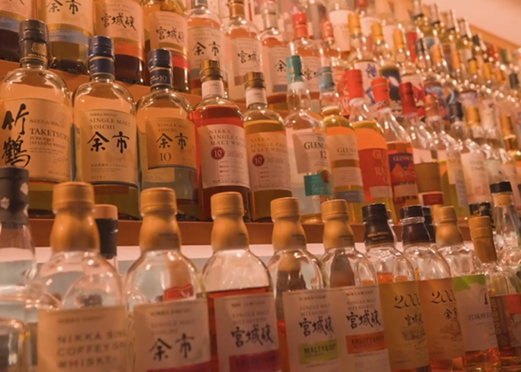 国内外のウィスキーが並ぶさまは圧巻
