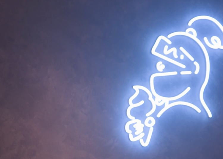 ナイト(騎士)がアイスを食べてますね!オリジナルグッズも売られています